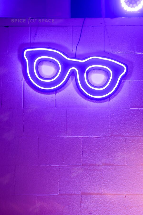 neon w kształcie okularów