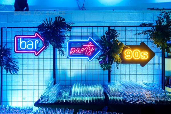 neony party bar i 90s